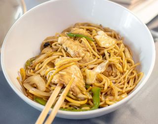 Tallarines Chow Mein Clásico De Pollo