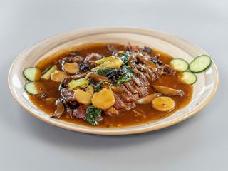 Pato Crujiente Aromático En Salsa De Jengibre Picante Hoisin