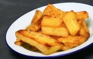 Yuca frita con salsa del día