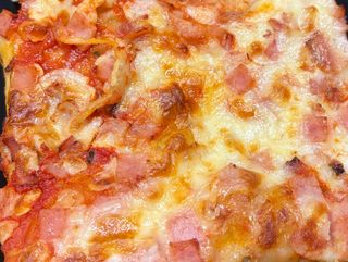 Porción de pizza de jamón