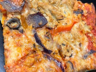 Porción de pizza de atún