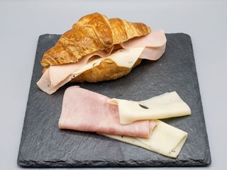 Croissant de jamón york y queso