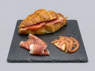 Croissant de jamón serrano con tomate