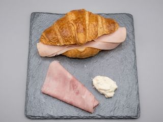 Croissant de jamón york con bechamel