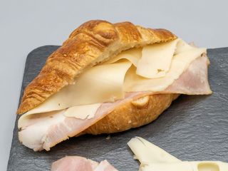 Croissant de bacon con queso