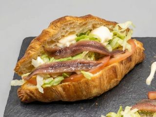 Croissant vegetal con anchoas