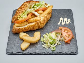 Croissant vegetal con calamares