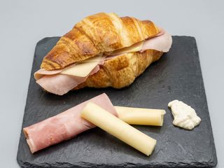 Croissant jamón york, queso y besamel
