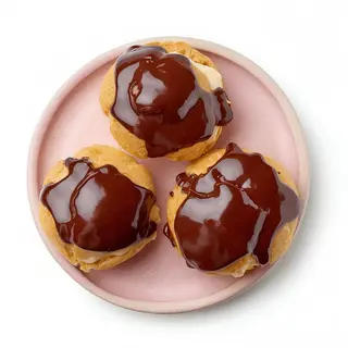 Profiteroles, tortitas o gofres con chocolate y nata