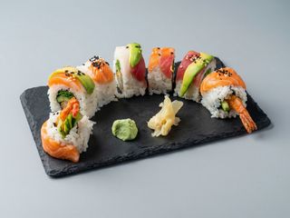 Uramaki rainbow (8 uds.)