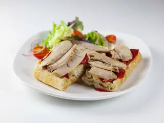 Tosta de ventresca de atún y piquillo