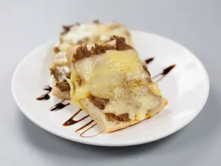 Tosta de chicharrones y queso tetilla