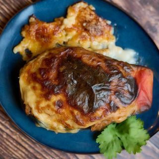 Berenjena rellena de carne con bechamel y gratinada