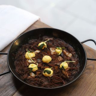 fideuá de ajo negro