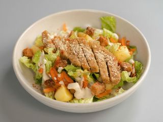 ensalada César + kombucha