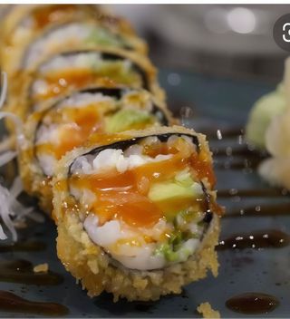 futomaki frito de salmon y aguacate 4 piezas