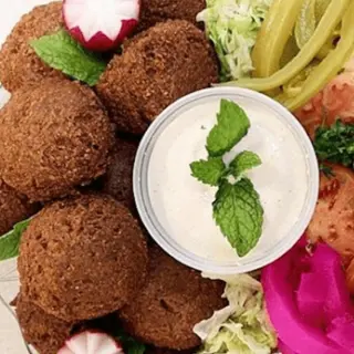 Plato de falafal Ensalada y patatas