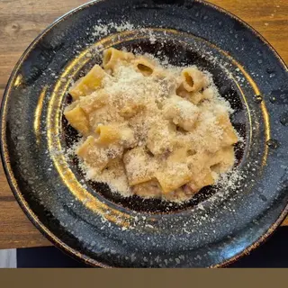 Pasta carbonara romana