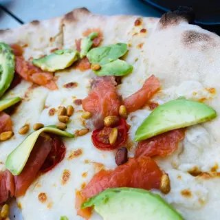 Pizza salmón y aguacate
