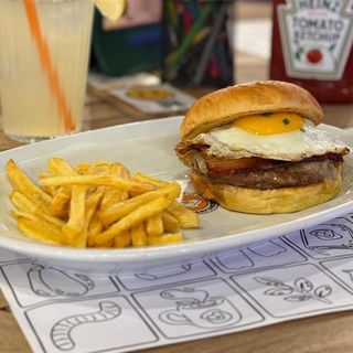 Breakfast Burger con patatas fritas caseras