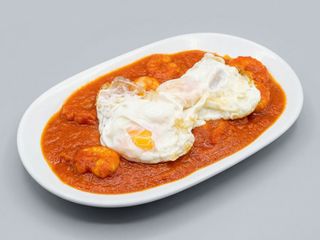 Langostinos con tomate y huevo
