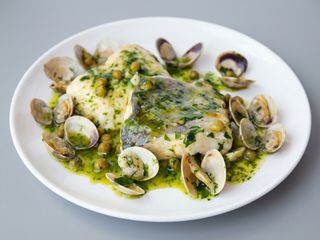 Merluza en salsa verde y almejas 