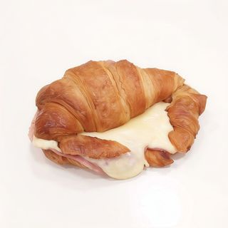 Croissant De Jamón Serrano Con Tomate Y Queso Brie Fundido