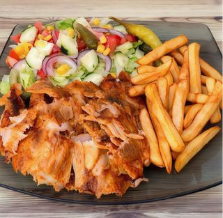 Platos combinado de kebab de pollo