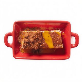 Tarta de queso casera, mango y crumble de canela