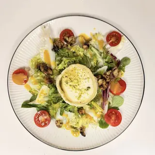 Insalata Con Noci E Formaggio Di Capra