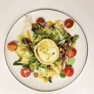 Insalata Con Noci E Formaggio Di Capra