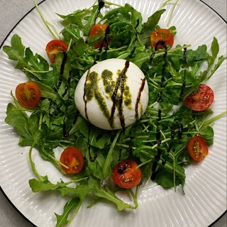 Insalata Di Nido Di Rucola Con Pomodorini E Burrata