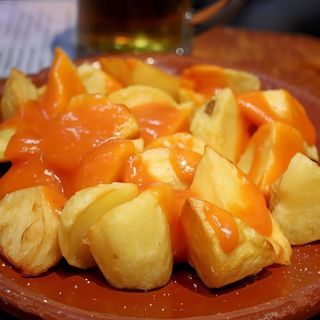 Patatas bravas, ali-oli o braviolis