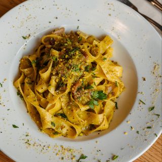 Pappardelle al pesto de pistacchio e guanciale