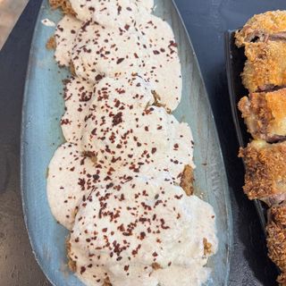 Setas rellenas de jamón con salsa de boletus