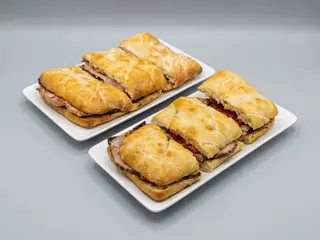 Chapata de Lomo , queso y Pimientos