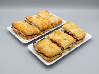 Chapata de Lomo , queso y Pimientos