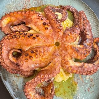 PULPO ENTERO A LA BRASA CON UNA CAMA DE PURE DE PATATA , UNOS 0,600 GR 