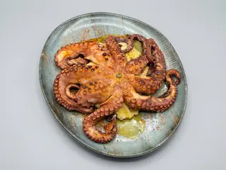 PULPO ENTERO A LA BRASA CON UNA CAMA DE PURE DE PATATA , UNOS 0,600 GR 