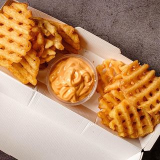 Waffle Fries con Salsa Cheddar