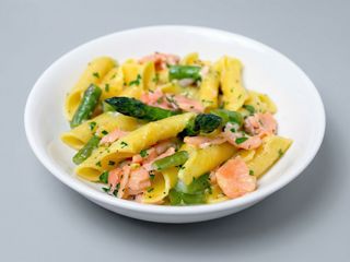 Garganelli salmón y espárragos trigueros