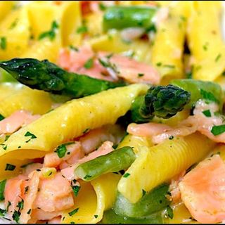 Garganelli salmón y espárragos trigueros