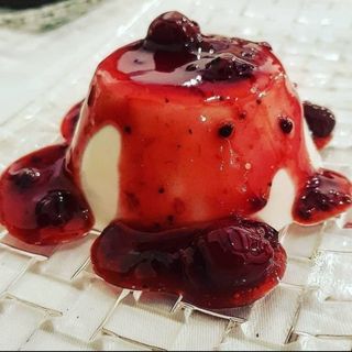 Panna cotta con frutos rojos