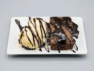 Brownie con bola de helado