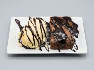 Brownie con bola de helado