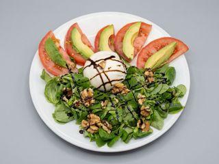 Ensalada de Burrata con Aguacate