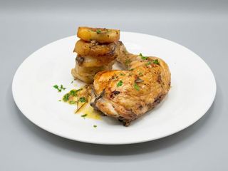 Cuarto de pollo asado con patatas panadera