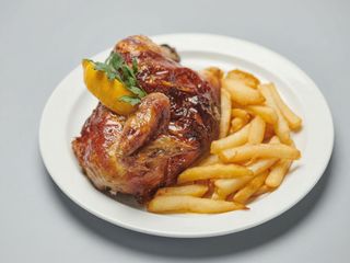 Medio pollo asado con patatas panadera