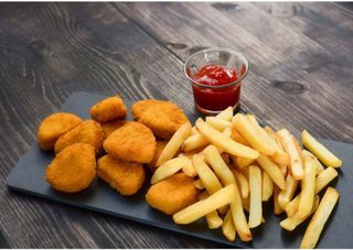 Nuggets de pollo con patatas (media ración)