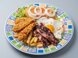 Plato n1 tiras de pollo, huevos, bacon, patatas y ensalada